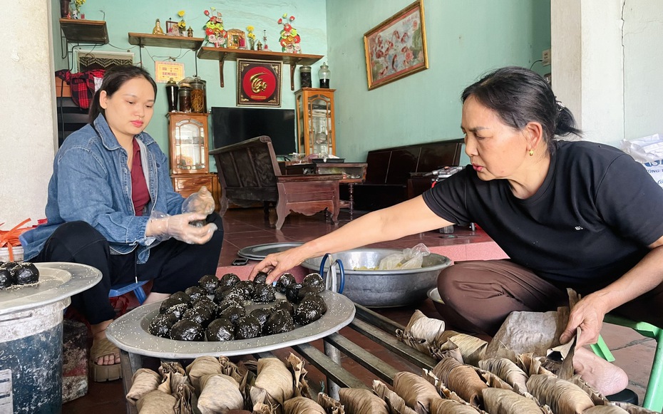 Chiếc bánh 5.000 đồng và ngọn lửa trăm năm của một làng nghề