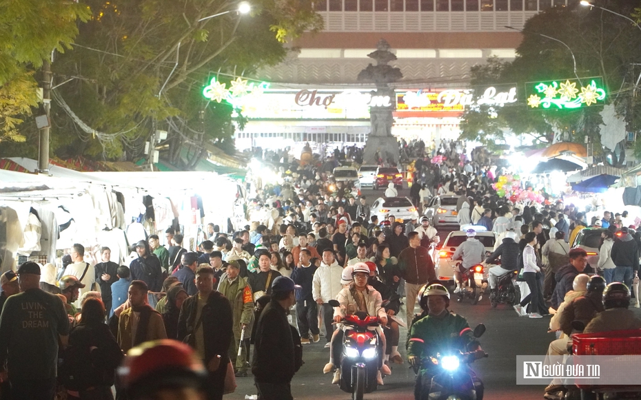 Đà Lạt ngày đầu năm: Chợ đêm kín người, quán cà phê kín chỗ
