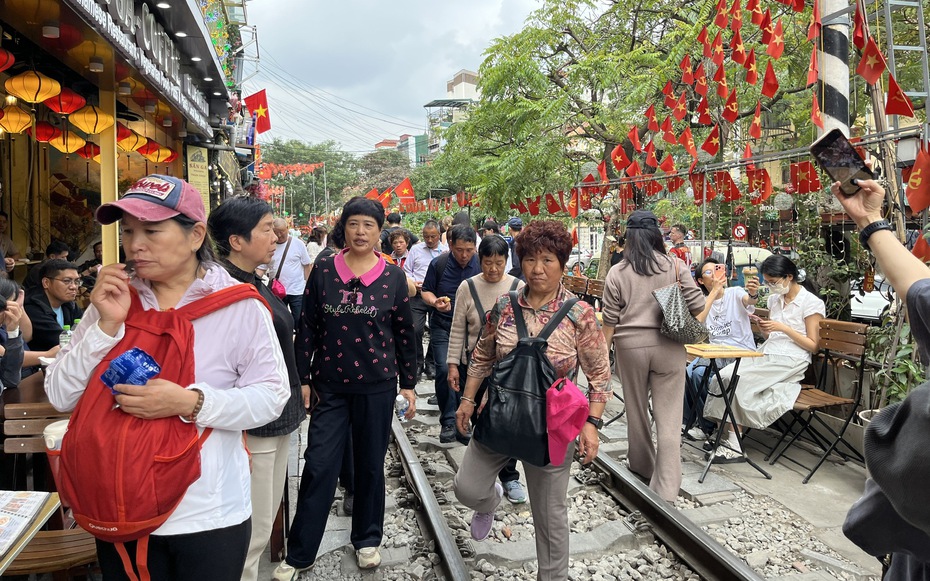 "Phố cafe đường tàu" Hà Nội hết thời kiếm tiền nhờ tàu hoả