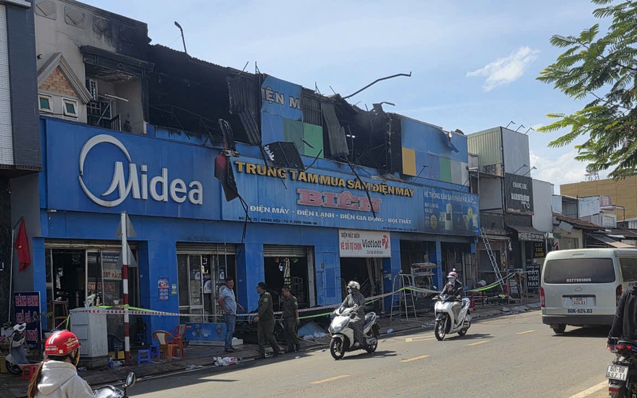 Cả khu phố chưa hết bàng hoàng sau vụ cháy cửa hàng điện máy khiến 2 người tử vong