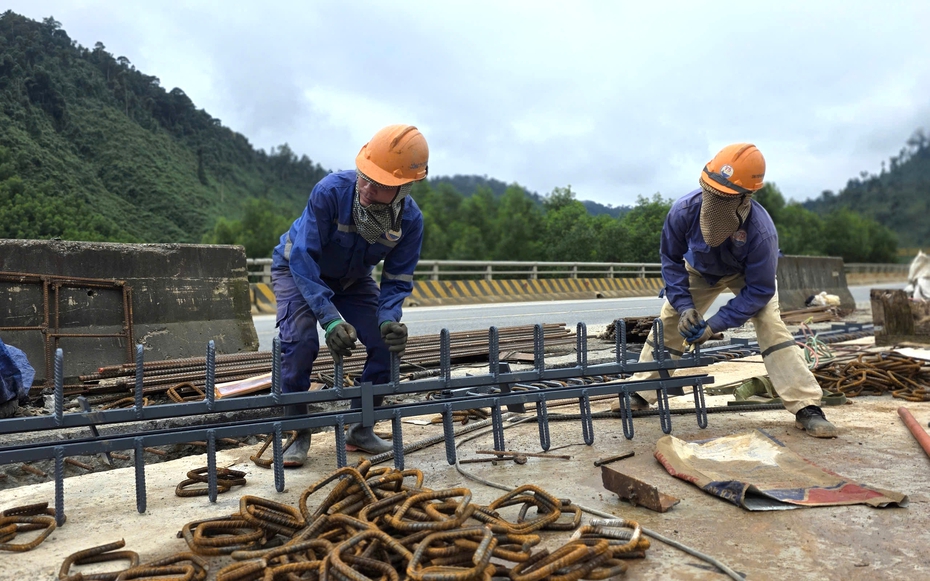 Thời tiết nhiều bất lợi, "canh trời" đẩy tiến độ cao tốc La Sơn - Hòa Liên