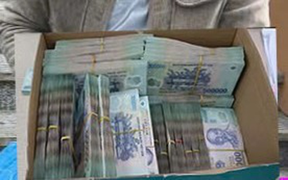 Bắt 2 đối tượng trộm 2 gói hàng chứa 7,85 tỷ đồng tiền mặt trên xe khách