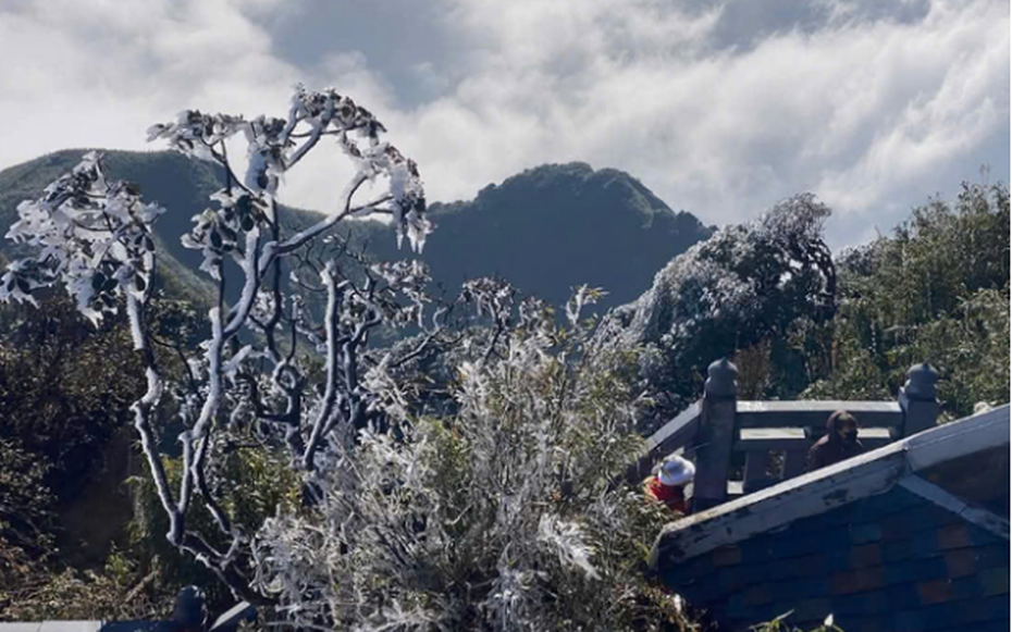 Không khí lạnh vẫn bao trùm miền Bắc, sương mù dày đặc, nơi rét nhất dưới 9 độ C