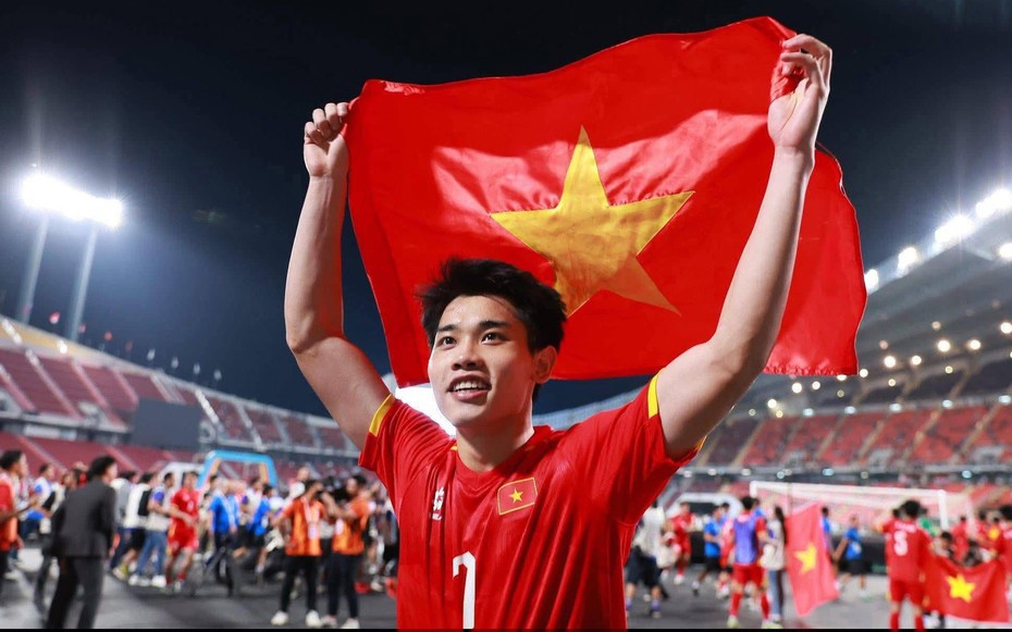 Thực hư hình ảnh Á hậu Cẩm Ly ra sân bay đón cầu thủ Đình Bắc?