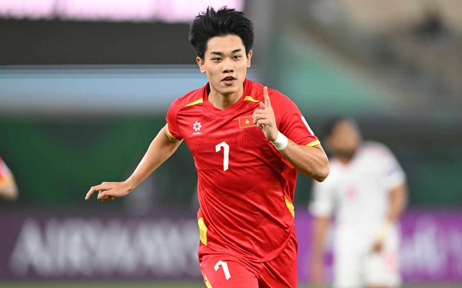 Cú "nhổ giò" thoát còi của cầu thủ Đình Bắc từ 1m50 cao lên 1m80