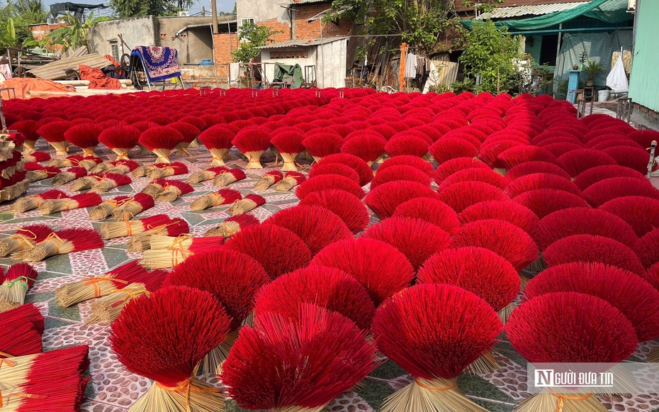 Làng nhang lớn nhất Nam Bộ chật vật "giữ lửa" trong cơn bão nhang công nghiệp