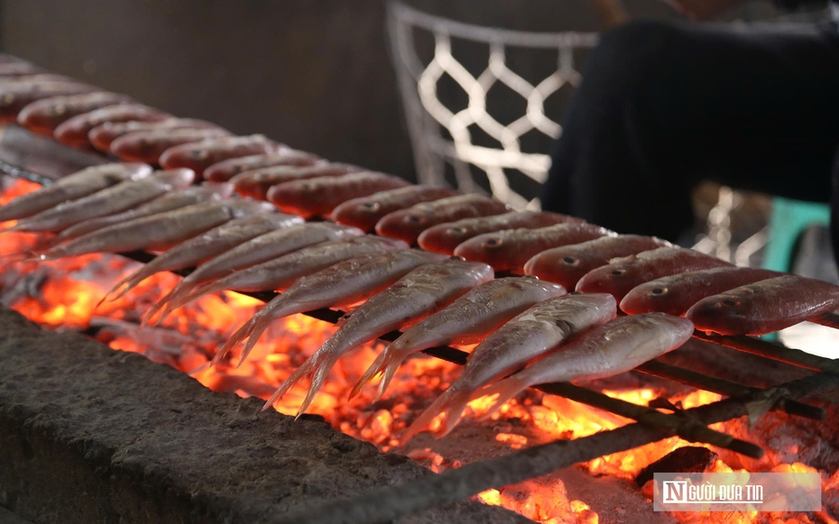 Làng nướng cá nơi cửa biển tất bật ngày cận Tết