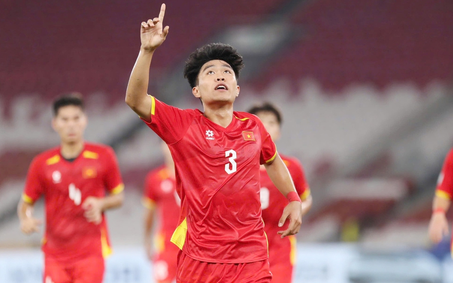 Trung vệ Lý Đức với hình ảnh khác lạ khiến netizen phản ứng