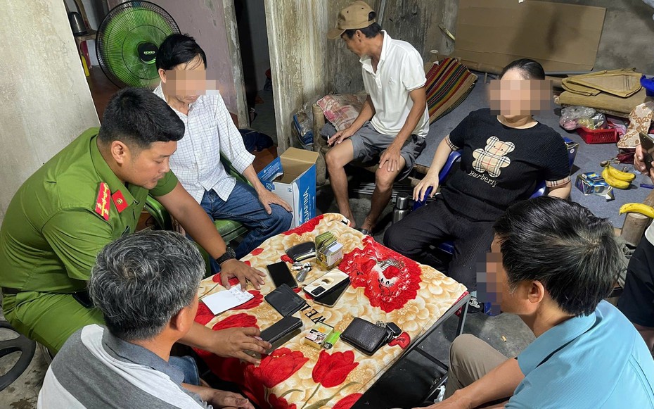 Bắt quả tang nhóm đối tượng đánh bạc trái phép lúc nửa đêm