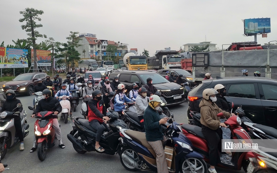 Ùn tắc liên tục tại tuyến đường huyết mạch ra vào khu vực cảng Hải Phòng