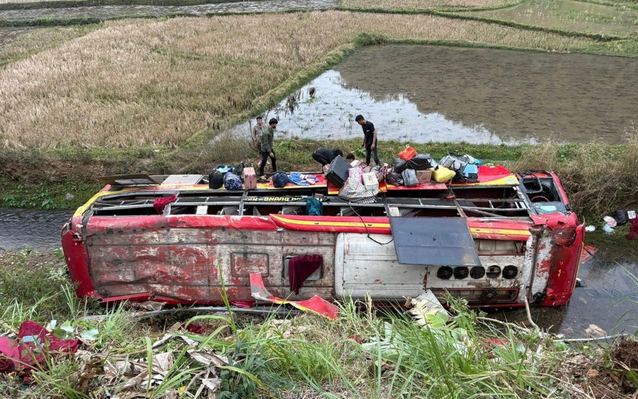Vụ lật xe khách chở 22 người: Tài xế khai buồn ngủ nên mất lái