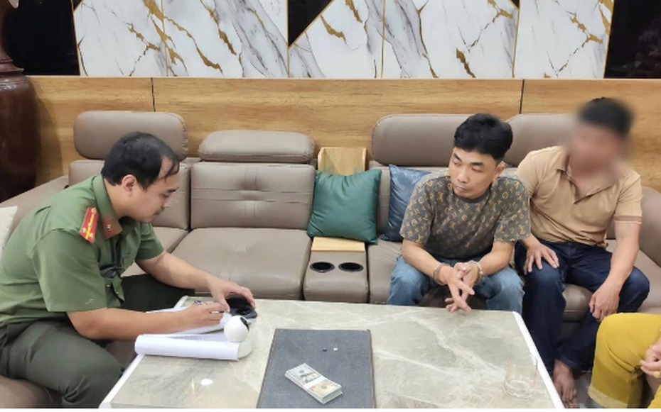 Bóc trần thủ đoạn lưu hành hàng trăm tờ 100 USD giả để tiêu thụ