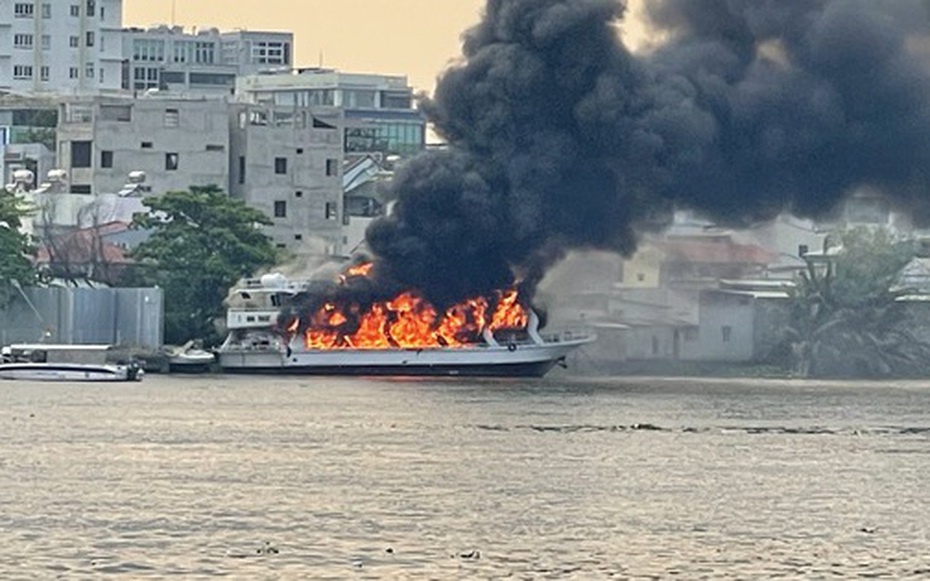 Cháy du thuyền trên sông Sài Gòn, lửa đỏ rực kèm khói đen bốc cao ngùn ngụt