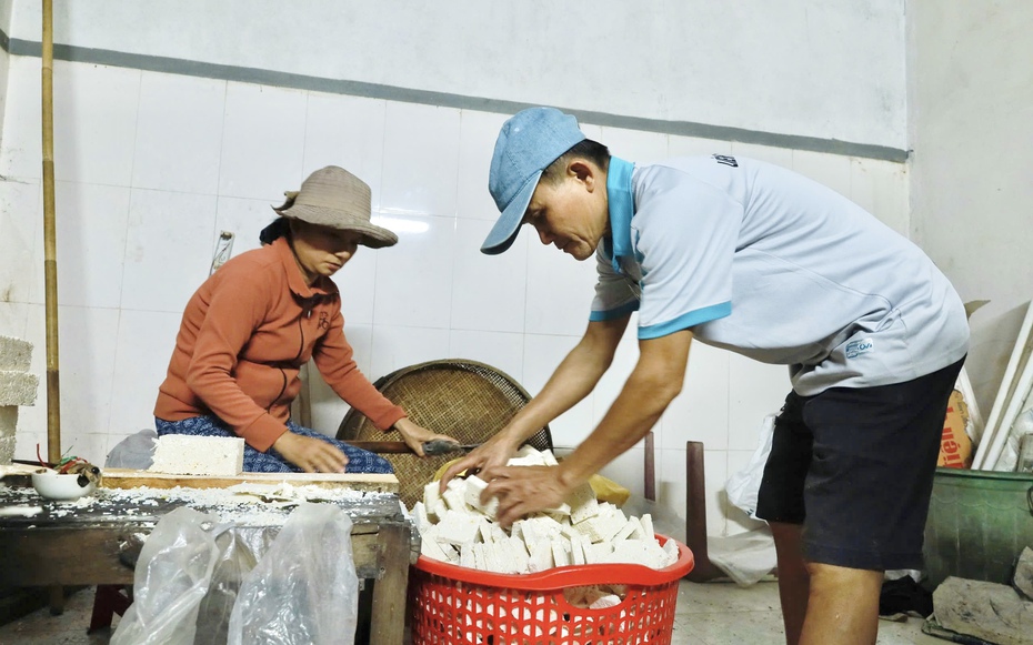 Làng bánh đặc sản của xứ Quảng rộn ràng vào vụ Tết, đơn hàng tăng gấp ba