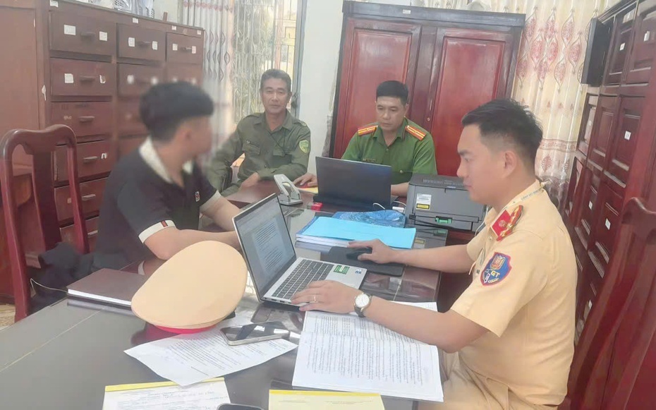 Buông hai tay lái, không mũ bảo hiểm, nam thanh niên 19 tuổi bị CSGT Đồng Nai xử phạt