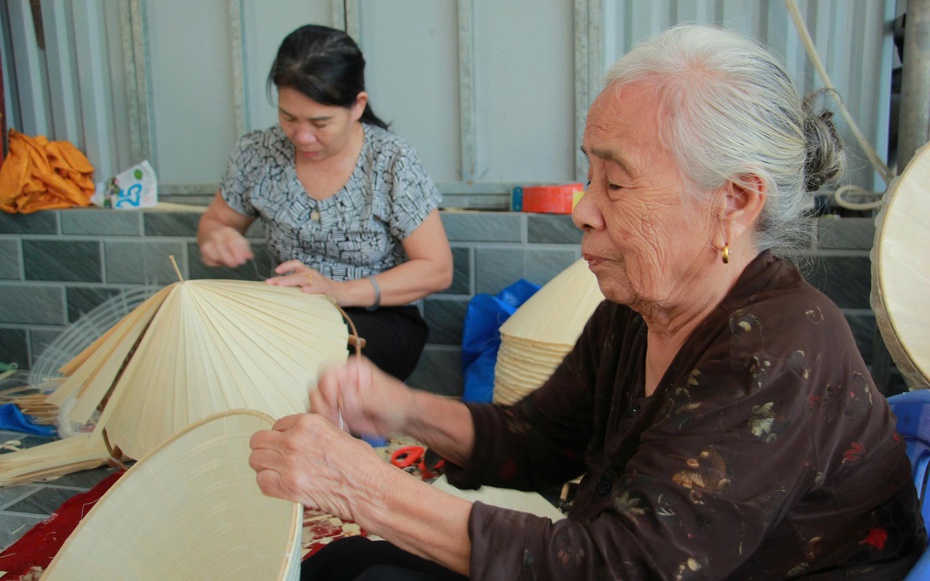 Làng nón lá thủ công hơn 200 năm trước bài toán sống còn thời hiện đại