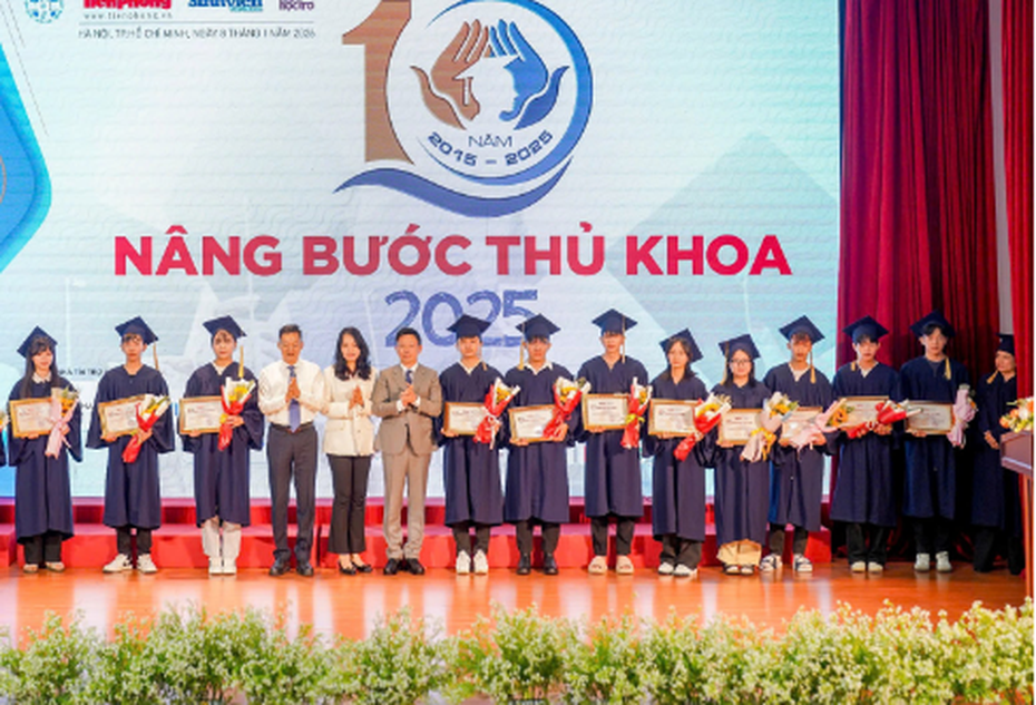 Nâng bước thủ khoa 2025: Giọt nước mắt hạnh phúc của 120 thủ khoa vượt nghịch cảnh