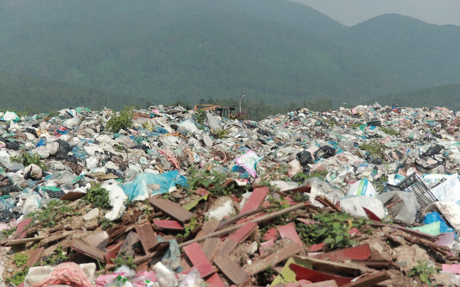 Cận cảnh khu xử lý rác thải hết hạn gây ô nhiễm môi trường