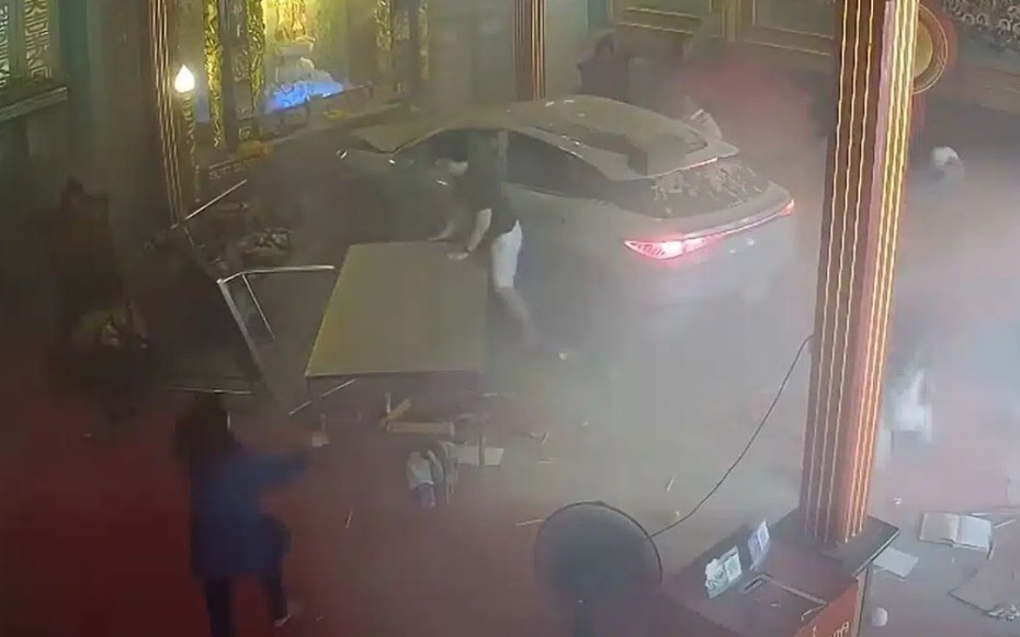 Ô tô mất lái lao thẳng vào ngôi đền, 3 người bị mắc kẹt dưới gầm xe
