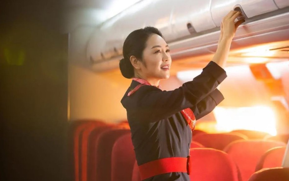 Không chỉ để làm đẹp, tiếp viên hàng không đeo khăn lụa còn vì lý do này