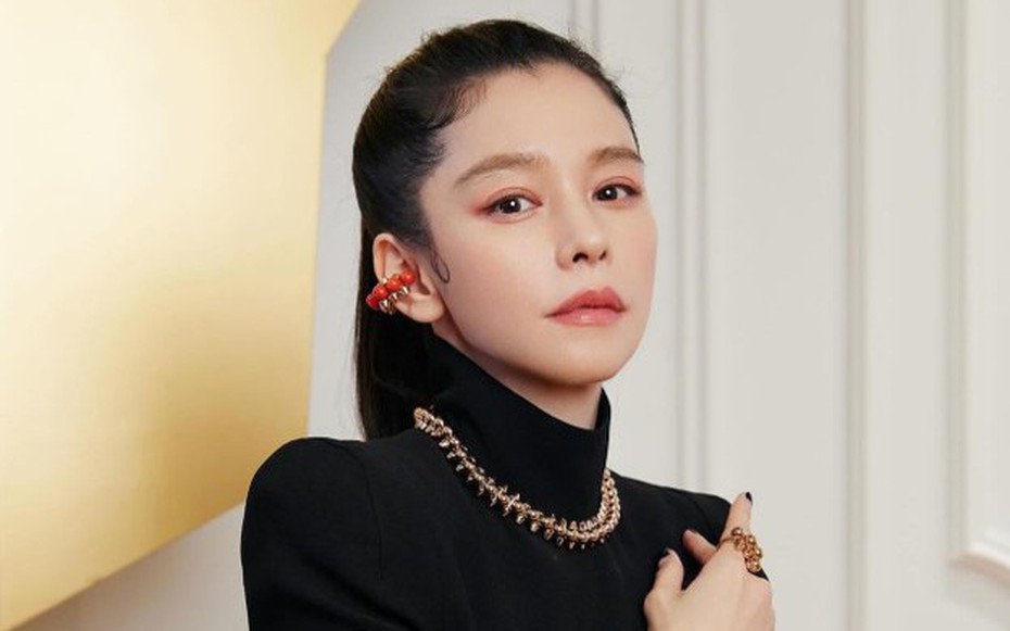 Nữ nghệ sĩ nổi tiếng hé lộ những vết sẹo che giấu suốt 2 thập kỷ