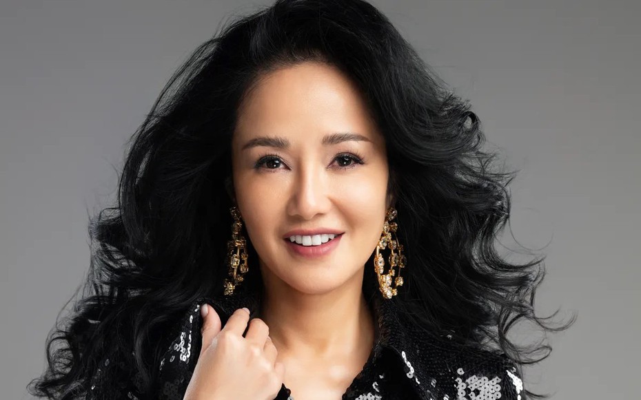 Diva Hồng Nhung U60 lại "cắp sách đến trường"
