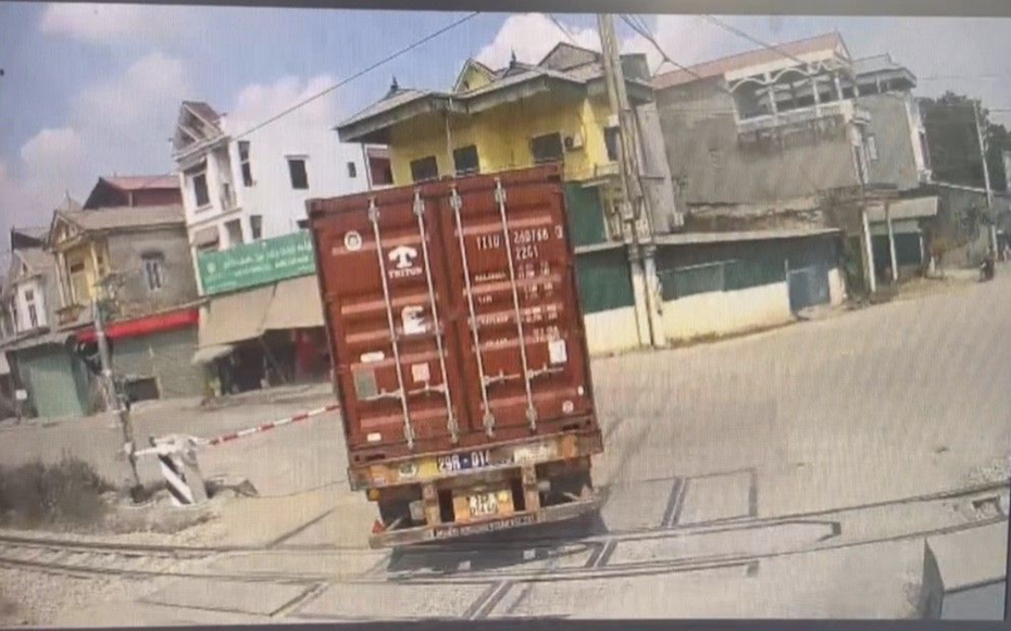 Xe đầu kéo vượt đèn đỏ, tông gãy cần chắn đường sắt bị phạt lên đến 25 triệu đồng