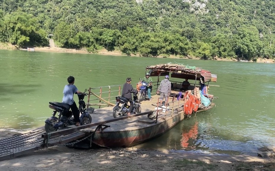 Cuộc sống cách trở của người dân ở "ốc đảo" nằm biệt lập bên sông Mã
