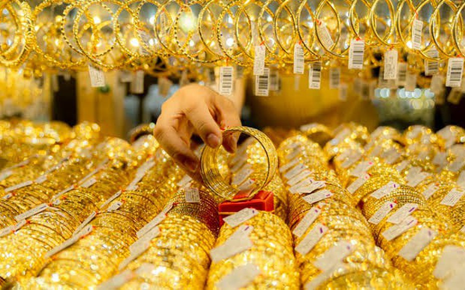 Giá vàng chiều nay (26/10): Vàng thế giới nhích tăng do giá dầu hạ nhiệt