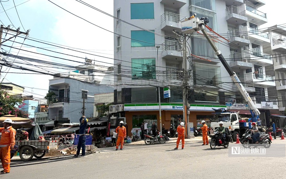 Tp.HCM: Hàng chục trụ điện án ngữ đường Chu Văn An được di dời