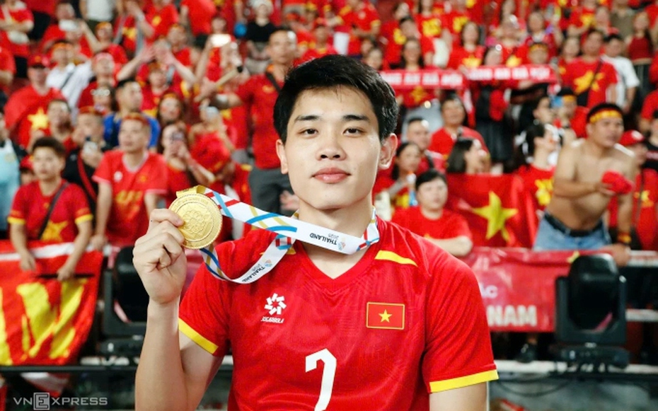 Đình Bắc "trĩu vai" với loạt danh hiệu cá nhân