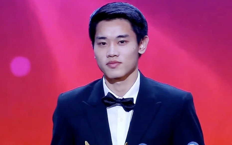 Khoảnh khắc "dở khóc dở cười" của Đình Bắc: Đi nhận giải vẫn bị bảo vệ chặn cửa hỏi vé mời