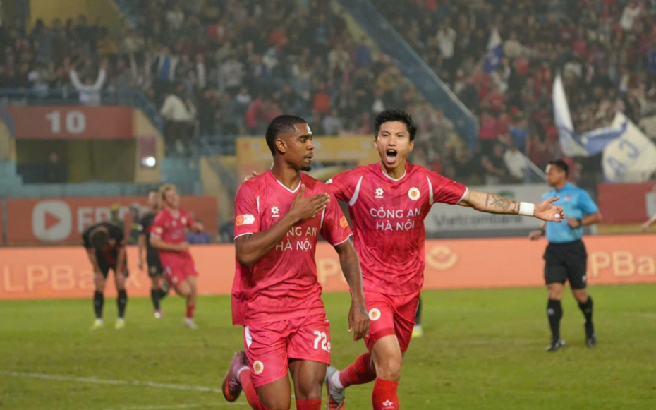 Ngược dòng nghẹt thở, CAHN hạ Ninh Bình 3-2 giành ngôi đầu V.League