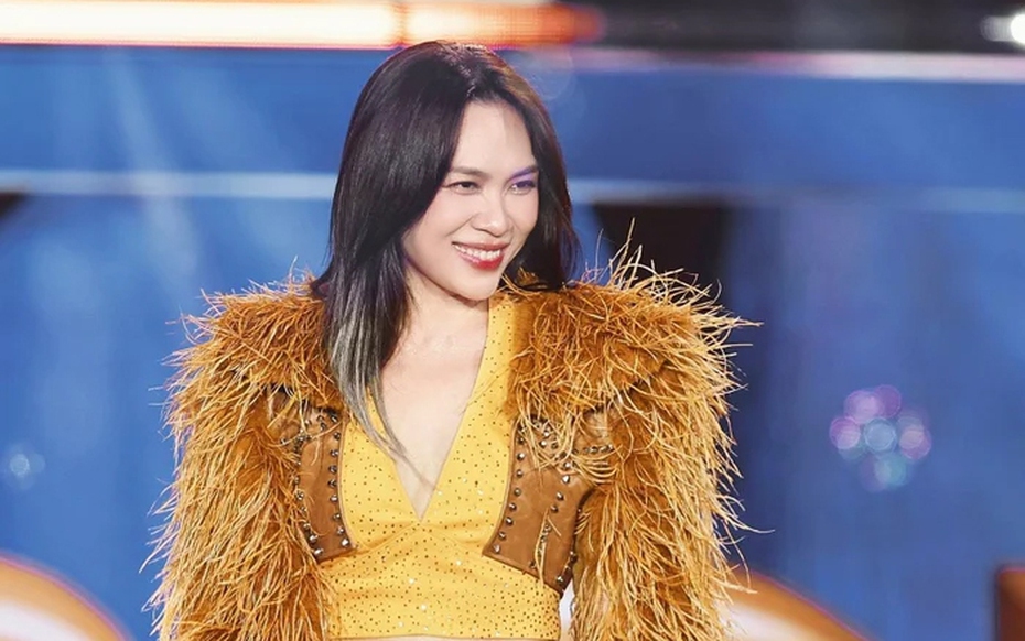 "Họa mi tóc nâu" bất ngờ bị "đánh úp" trong ngày đặc biệt