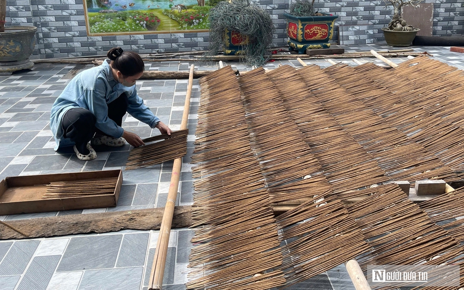 Làng hương hàng trăm năm tuổi ở Quảng Trị vào vụ Tết, thợ làm không ngơi tay