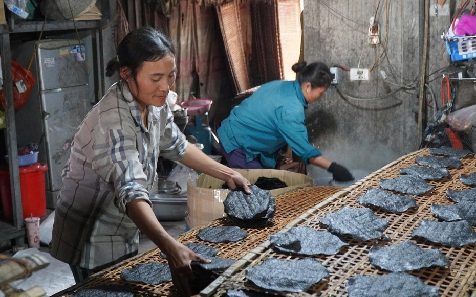 Cận Tết, làng bánh đa 300 năm ở Nghệ An “đỏ lửa” suốt ngày đêm