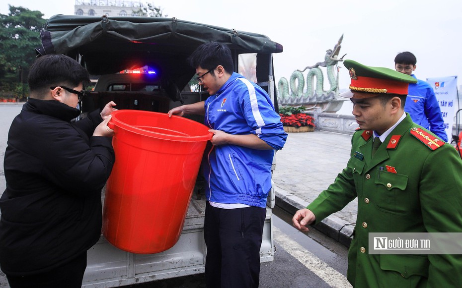 Hà Nội: Công an dùng ô tô chở "chuyên cơ" của ông Công, ông Táo ra sông Hồng