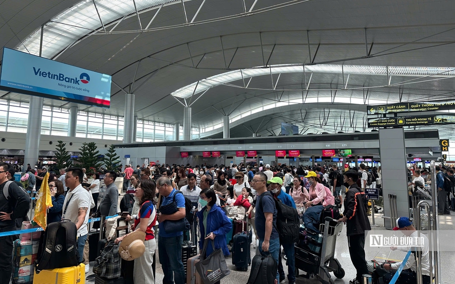Khách đổ về sân bay Tân Sơn Nhất tăng "khủng" dịp Tết, người dân cần lưu ý lịch trình