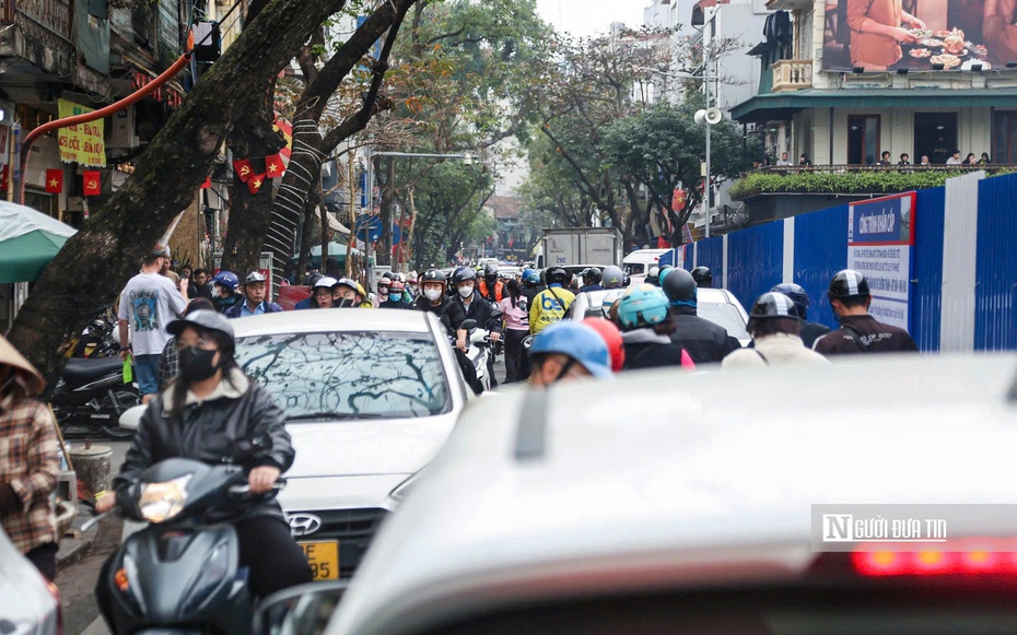 Giao thông phố cổ nghẹt thở vì “lô cốt” xây dựng cận Tết