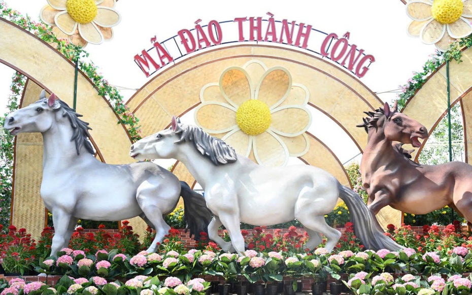 Linh vật ngựa xuống phố, sắc xuân rộn ràng khắp Đồng Nai