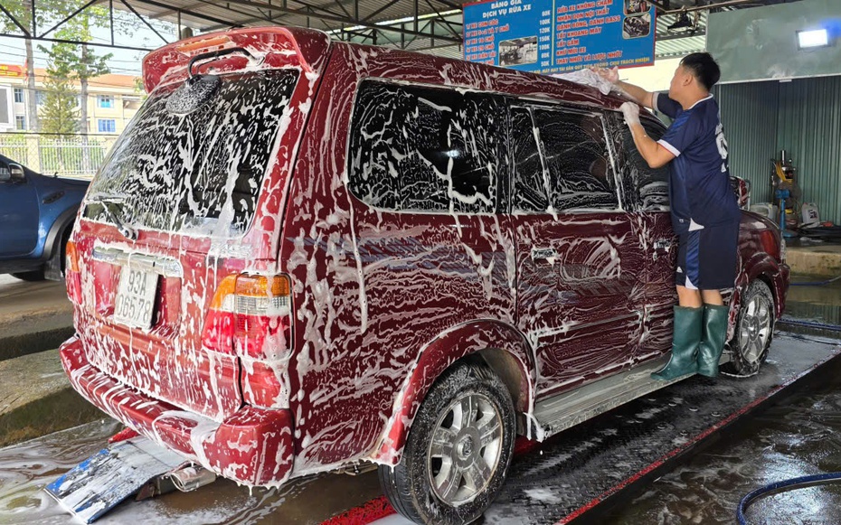 Dịch vụ tân trang xe cộ "hốt bạc" ngày Tết, nhiều tiệm "cháy lịch"