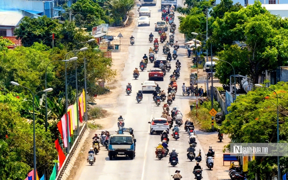 Dòng xe nối dài về quê, ai cũng chỉ mong kịp bữa cơm sum họp