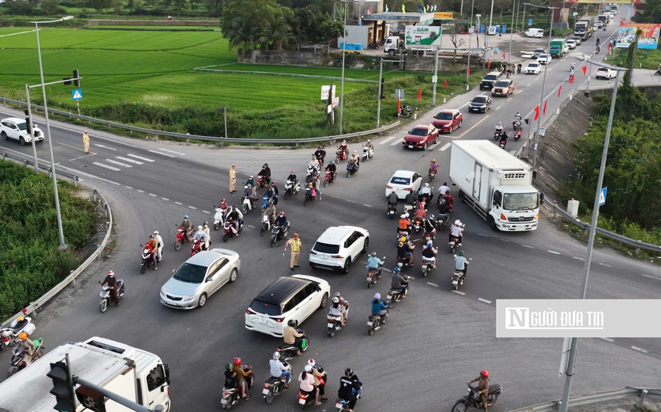 Dòng người ùn ùn về quê nghỉ Tết, CSGT căng mình giữ đường phố thông suốt