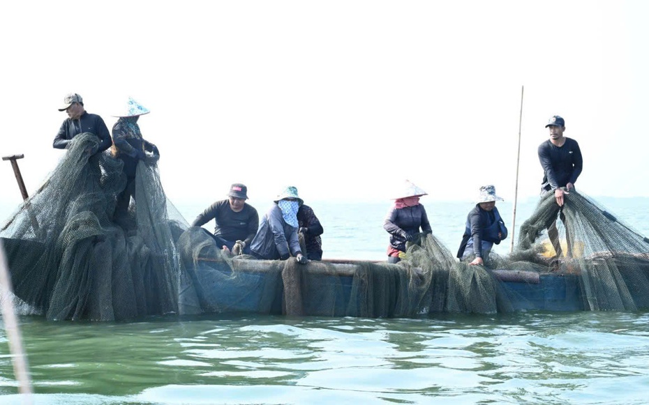 Người dân bám hồ mưu sinh, giữ nhịp xuân giữa mênh mang sóng nước trên hồ Trị An