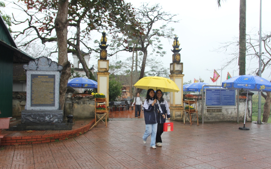 Người dân đội mưa du xuân tại đền Bạch Mã