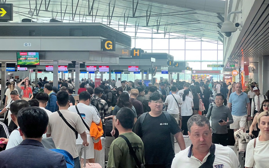 Mùng 4 Tết, hơn 170.000 lượt người ùn ùn về sân bay Tân Sơn Nhất