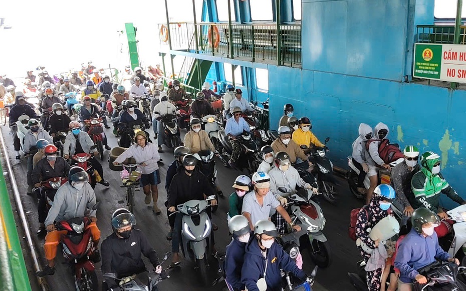 Dòng người cuồn cuộn qua phà Cát Lái chiều mùng 5 Tết, nhịp sống Tp.HCM sôi động trở lại