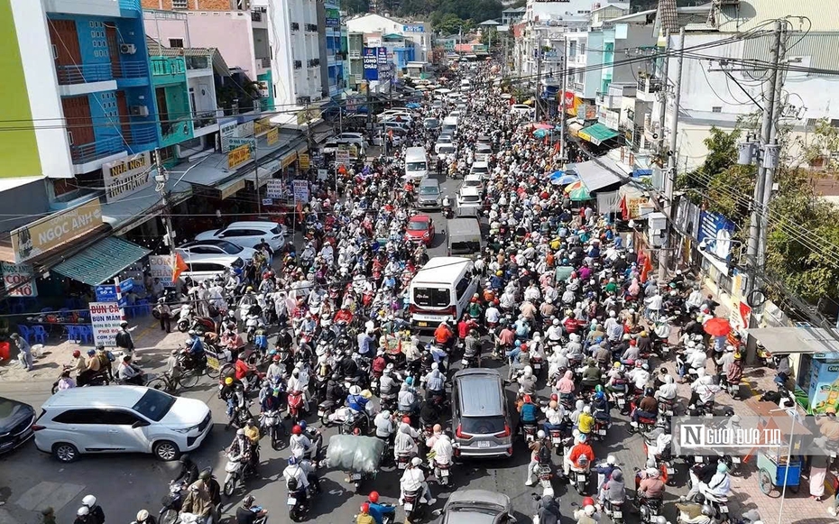 Biển người đổ về Miếu Bà Chúa Xứ Núi Sam đầu năm Bính Ngọ