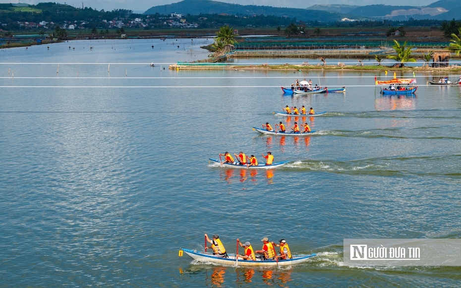 Ngư dân miền biển Đắk Lắk tưng bừng tham gia hội đua thuyền đầu năm