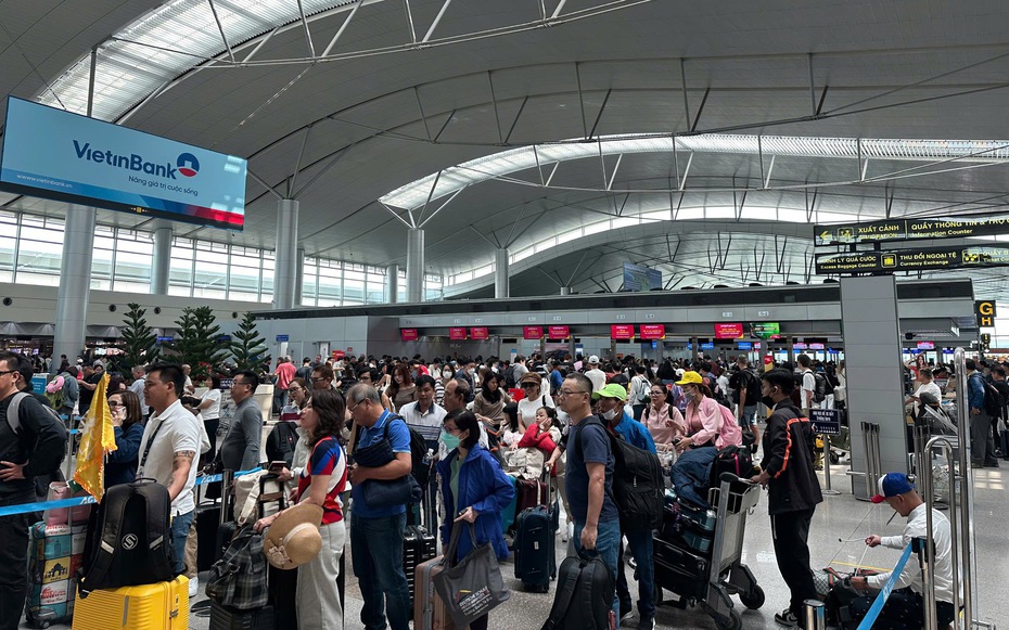 Người dân ùn ùn trở lại Tp.HCM sau Tết, Tân Sơn Nhất tiếp tục đón lượng khách "khủng"
